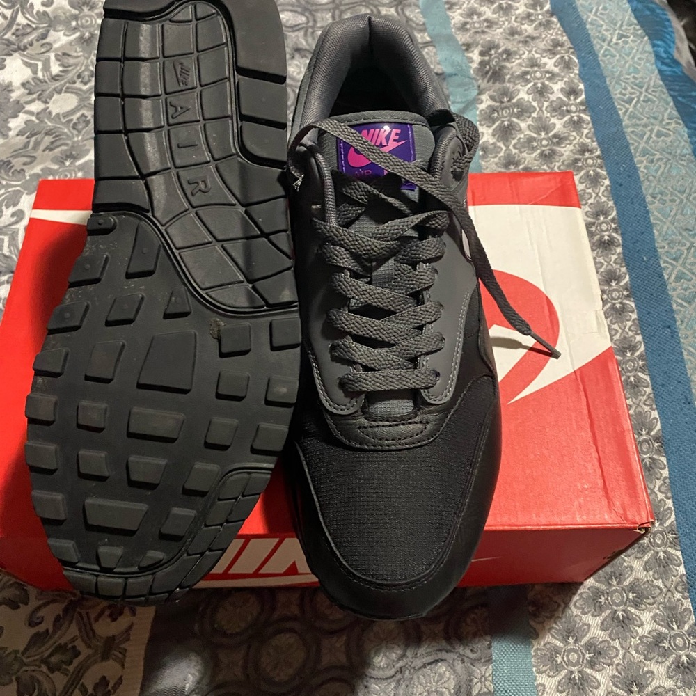 Nike Men's Black and Purple Sneakers